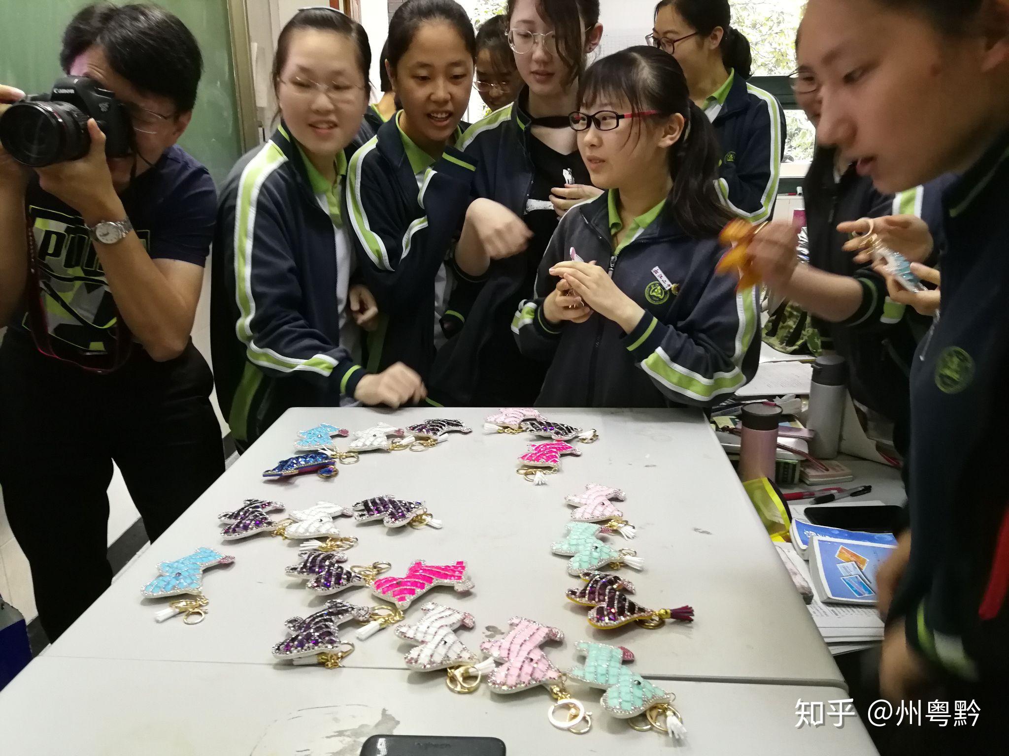 松江二中的校服是什么样子的呀?