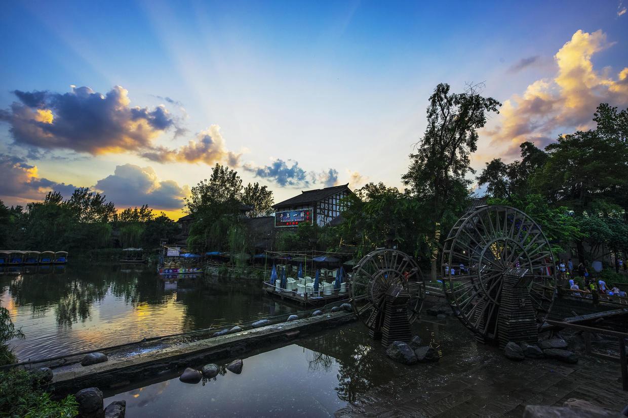 比如成都的黄龙溪古镇,被誉为"中国天府