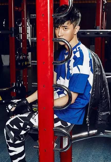 wow舔屏党快来解密太子盛一伦爆赞身材是怎么炼成的