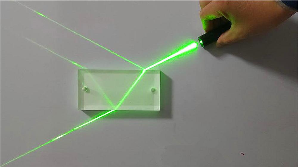 物理实验初中物理中考相关推荐 0:15激光透过玻璃砖后为何方向不变?