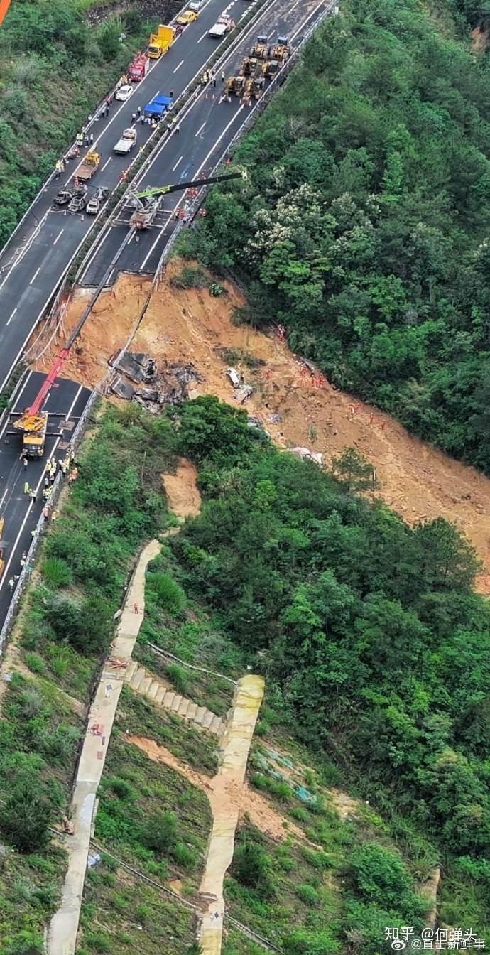 梅大高速茶阳段发生一处路面坍塌事故,已致 19 死 30 伤,事故原因调查