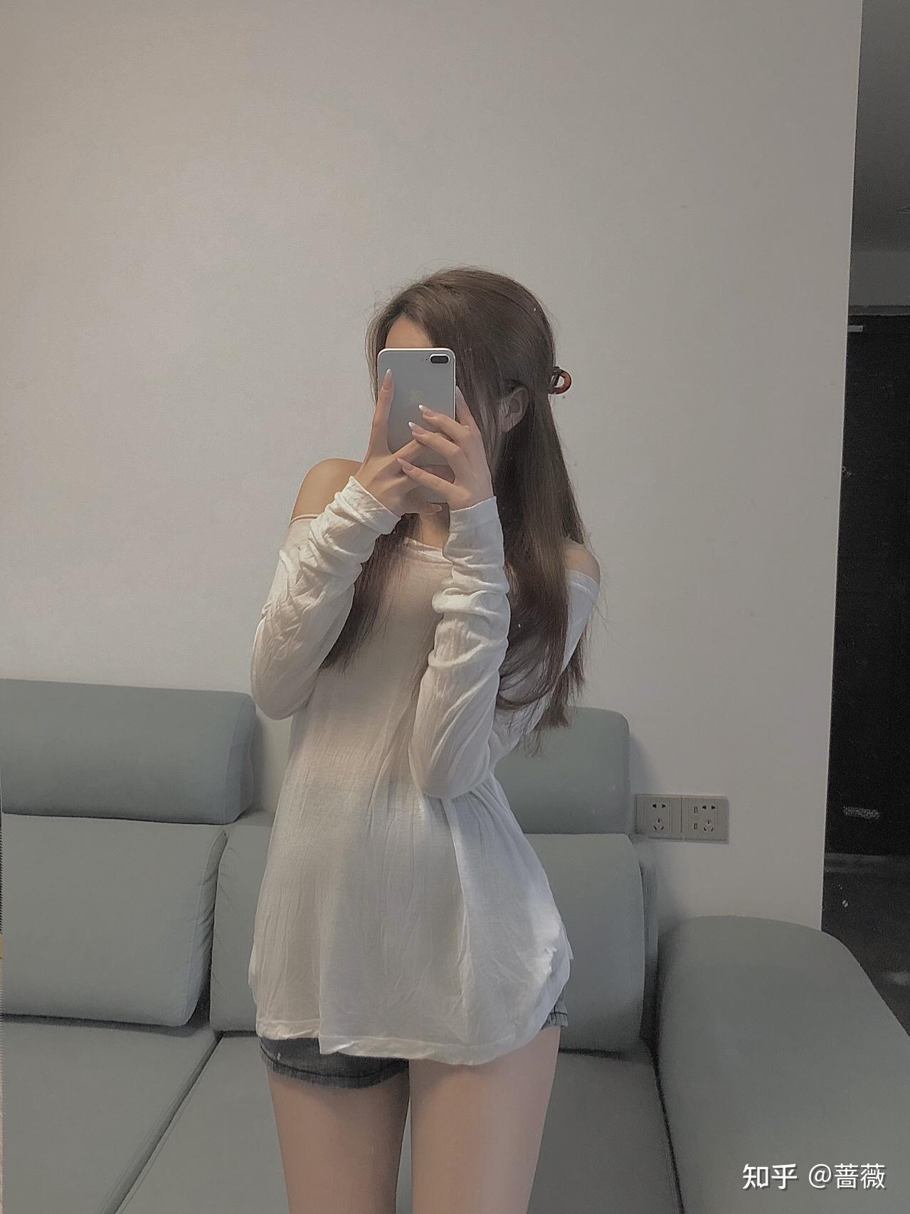 姐妹们穿件衣服吧是什么意思