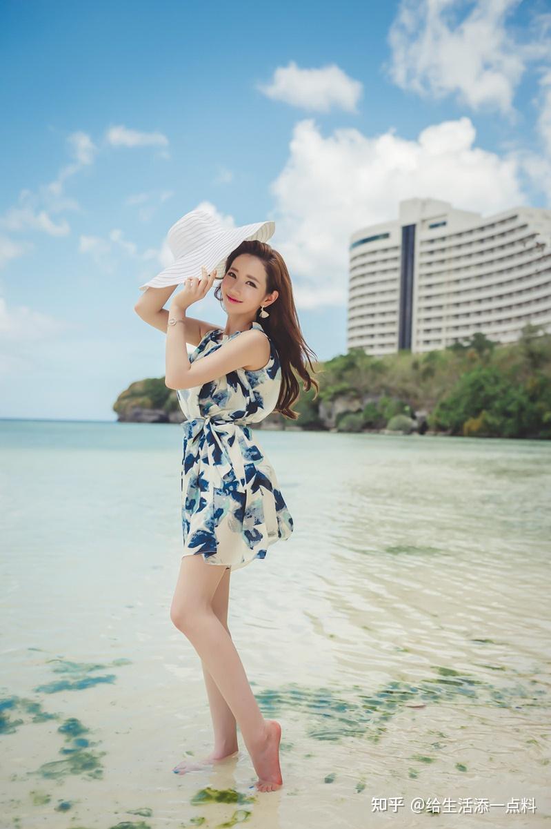 长发美女清新无比的印花连衣裙美丽动人约会休闲两不误