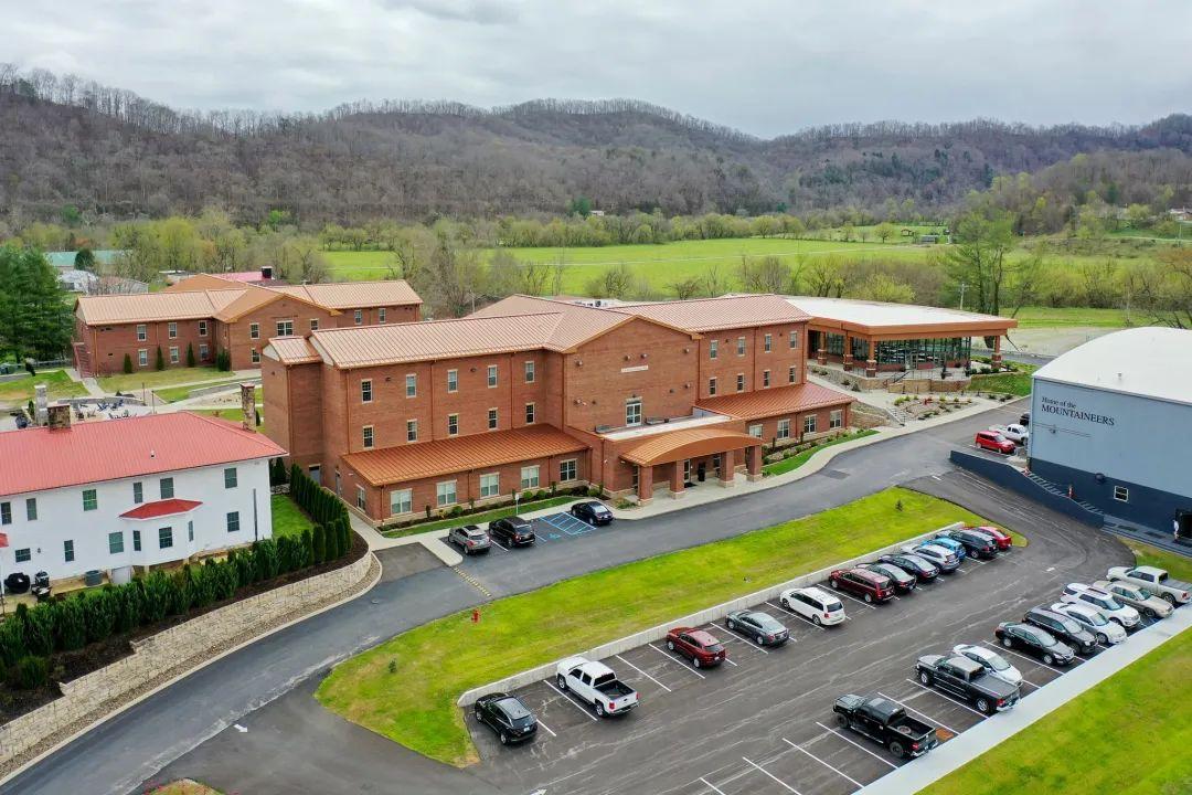 又囊中羞涩,黄仁勋只能进入肯塔基州奥奈达浸信会学院开始寄宿生活