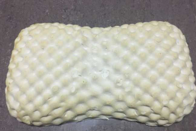 用了大概3年的乳胶枕今天拆开来一看发黄结块掉碎屑…… 还能用吗?