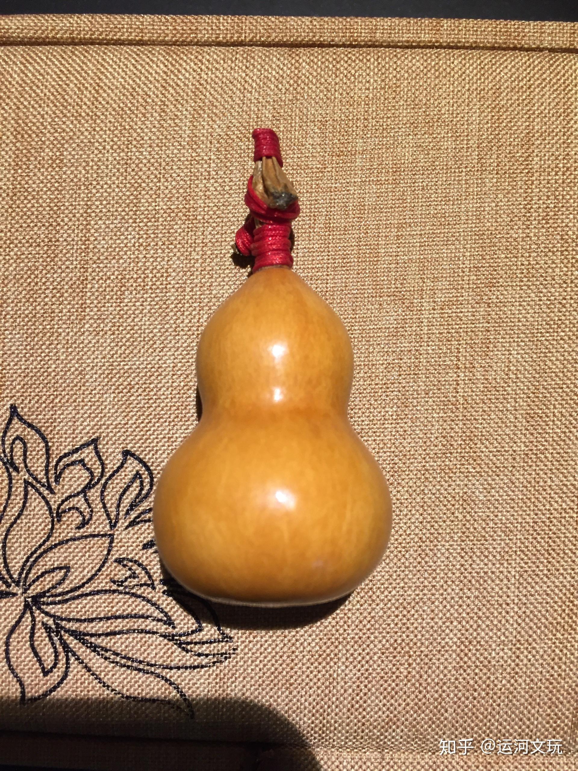 这是别人给的青葫芦,我阴干一个多月,刮了皮,又放了一个多月,还能玩儿