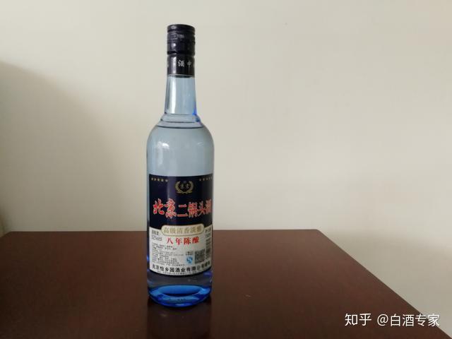 消费君手里有一瓶售价15元,品牌为京宏的52度750ml装"北京二锅头酒".