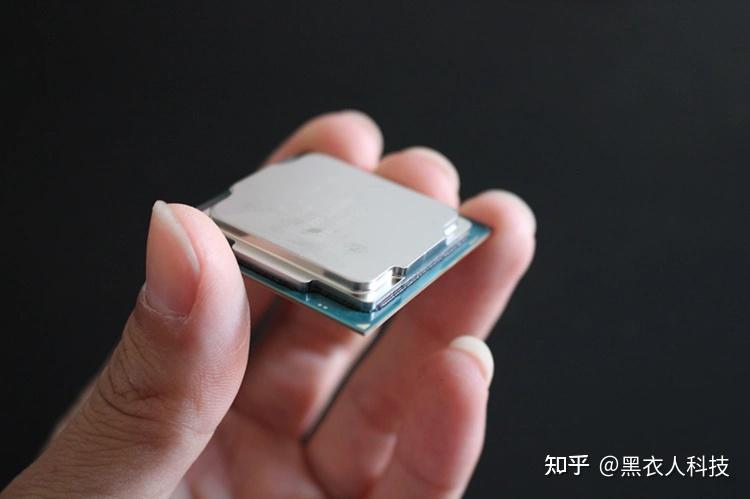 這是一款盒裝的i5 7500cpu,採用14納米制程工藝,主頻3.