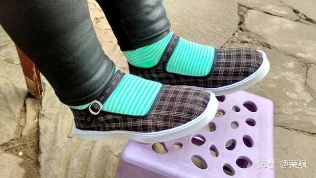 为什么男人爱看女人穿的黑平绒一带高跟布鞋? - 知乎