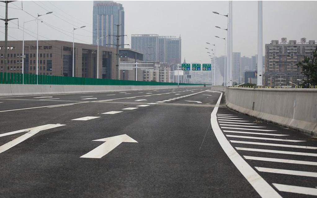 车主高速公路匝道内超速行驶一脚急刹踩丢了2万多元