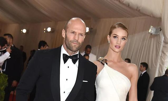 "起家,就算对这个名字不熟的,大概也听说过她老公杰森·斯坦森的名字