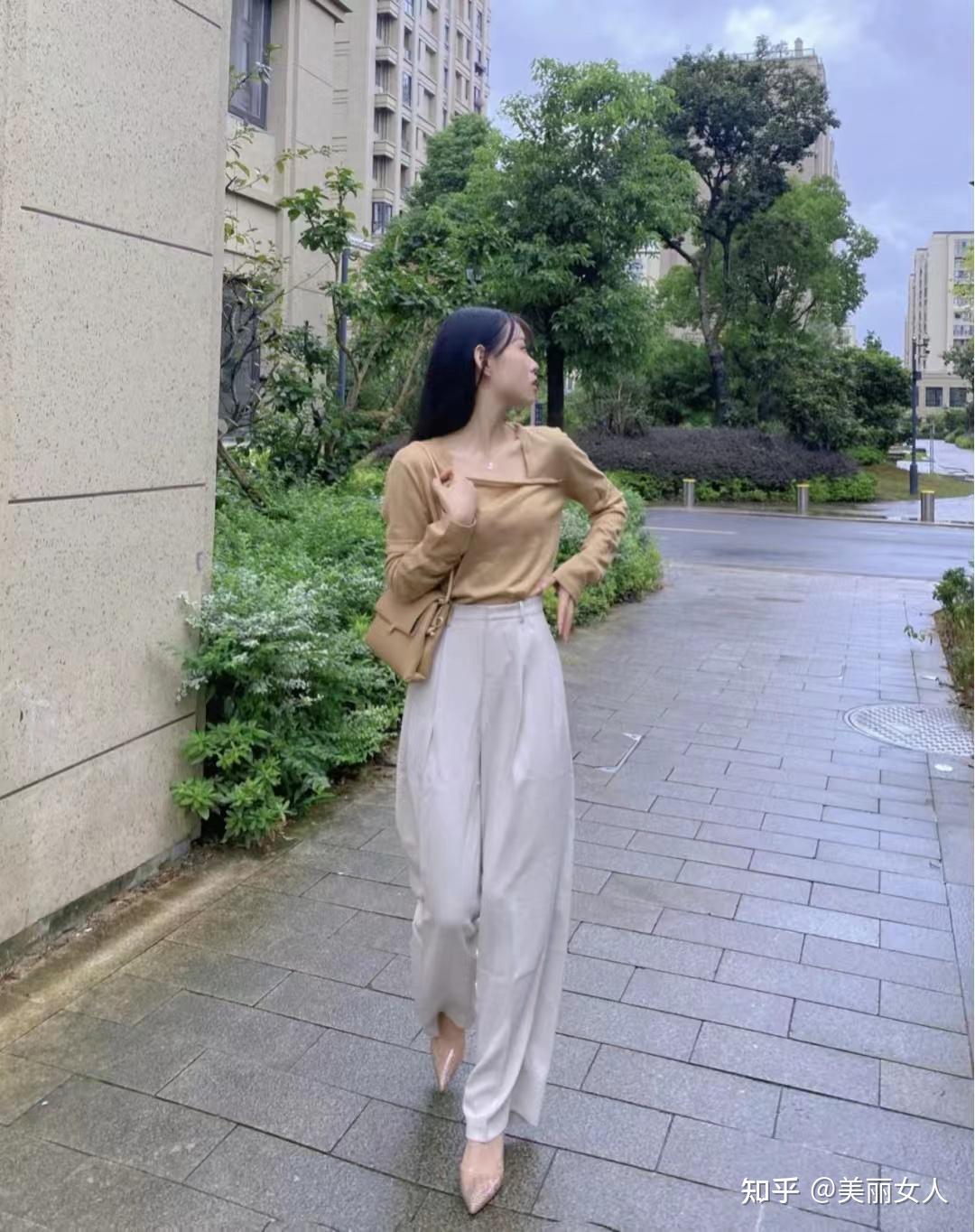 白色阔腿裤怎么搭配衣服和鞋子好看