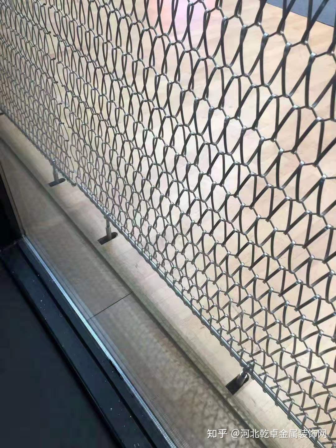 古铜金色弧度吊顶不锈钢屏风金属隔断w网v字人字帘幕墙装饰网帘网