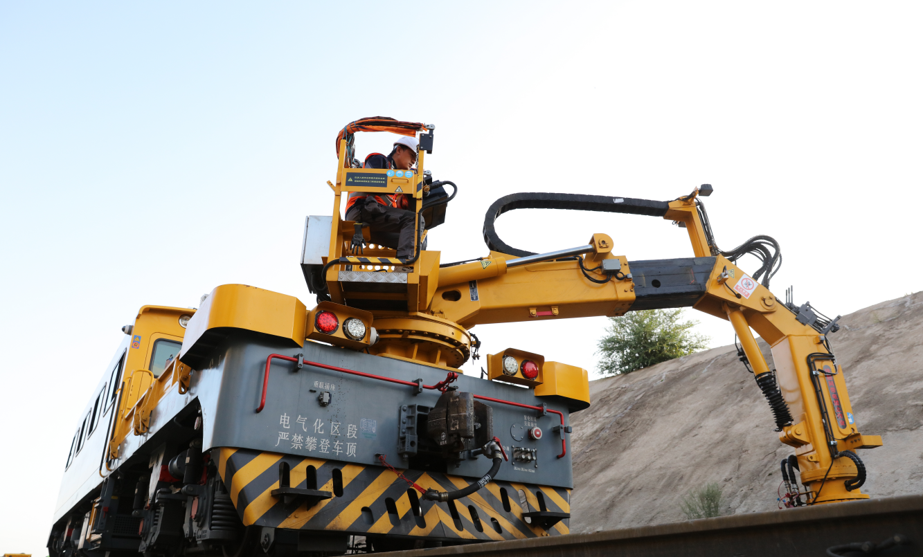 国内首台gcy300iidx型多功能轨道作业车的应用与实践