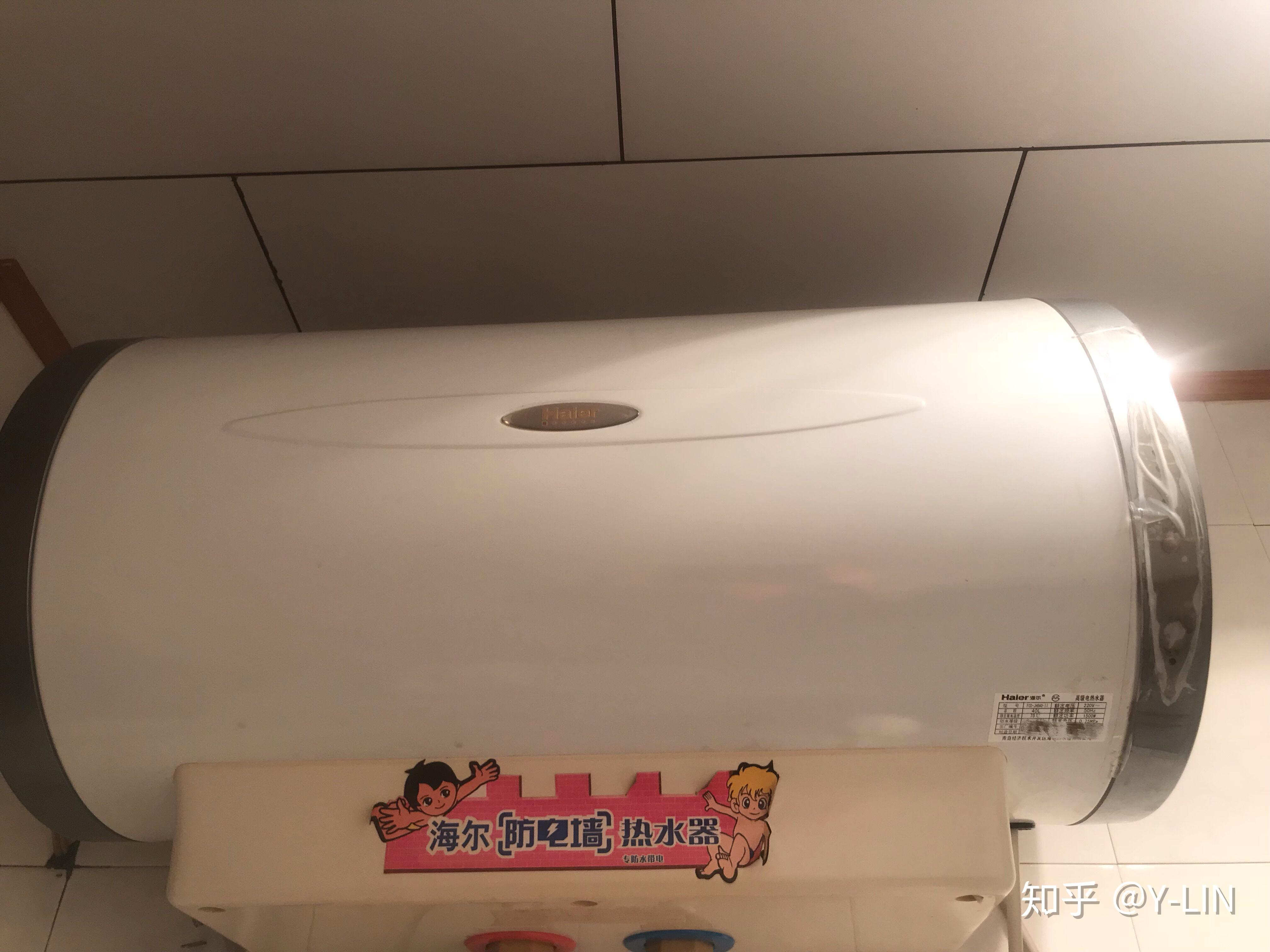 海尔电热水器横卧圆柱状右边盖缝隙和电源线出来的小套圈滴水盖子里有