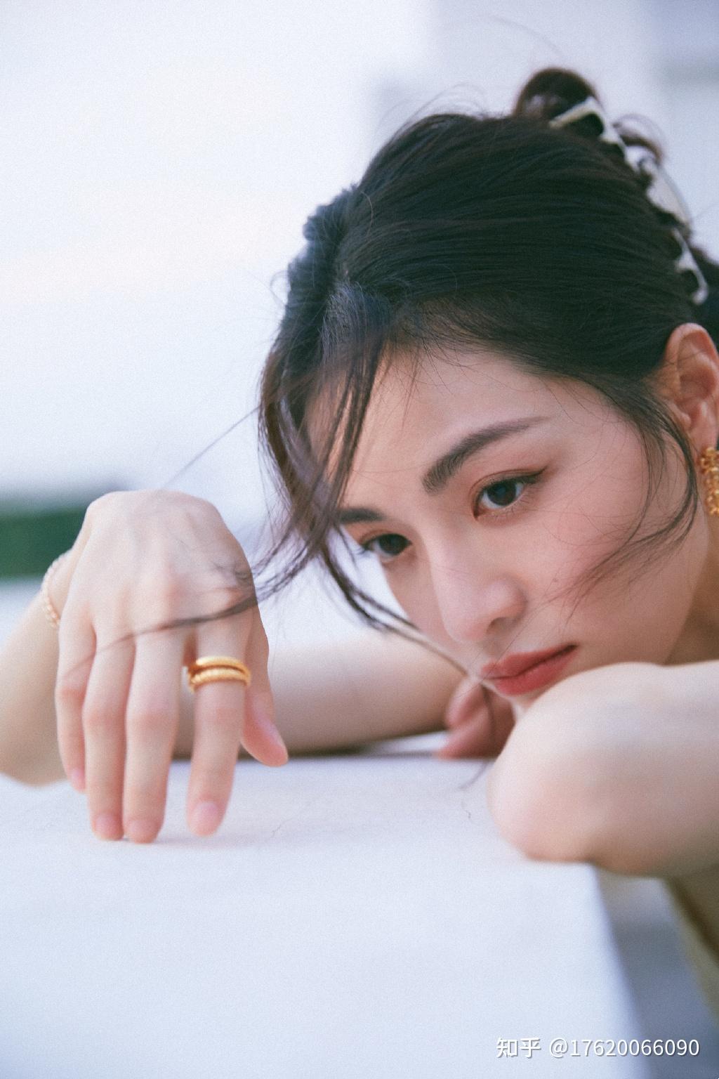 钟楚曦出席代言翻包植入授权经纪合作集美貌才华的软妹子钟楚曦