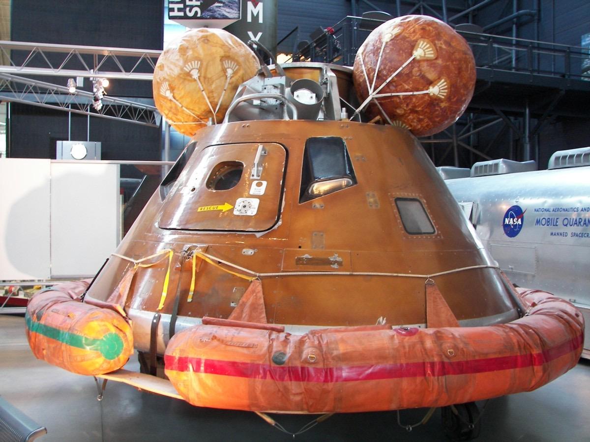 阿波罗返回舱上面的三个"气球"是啥? - 知乎