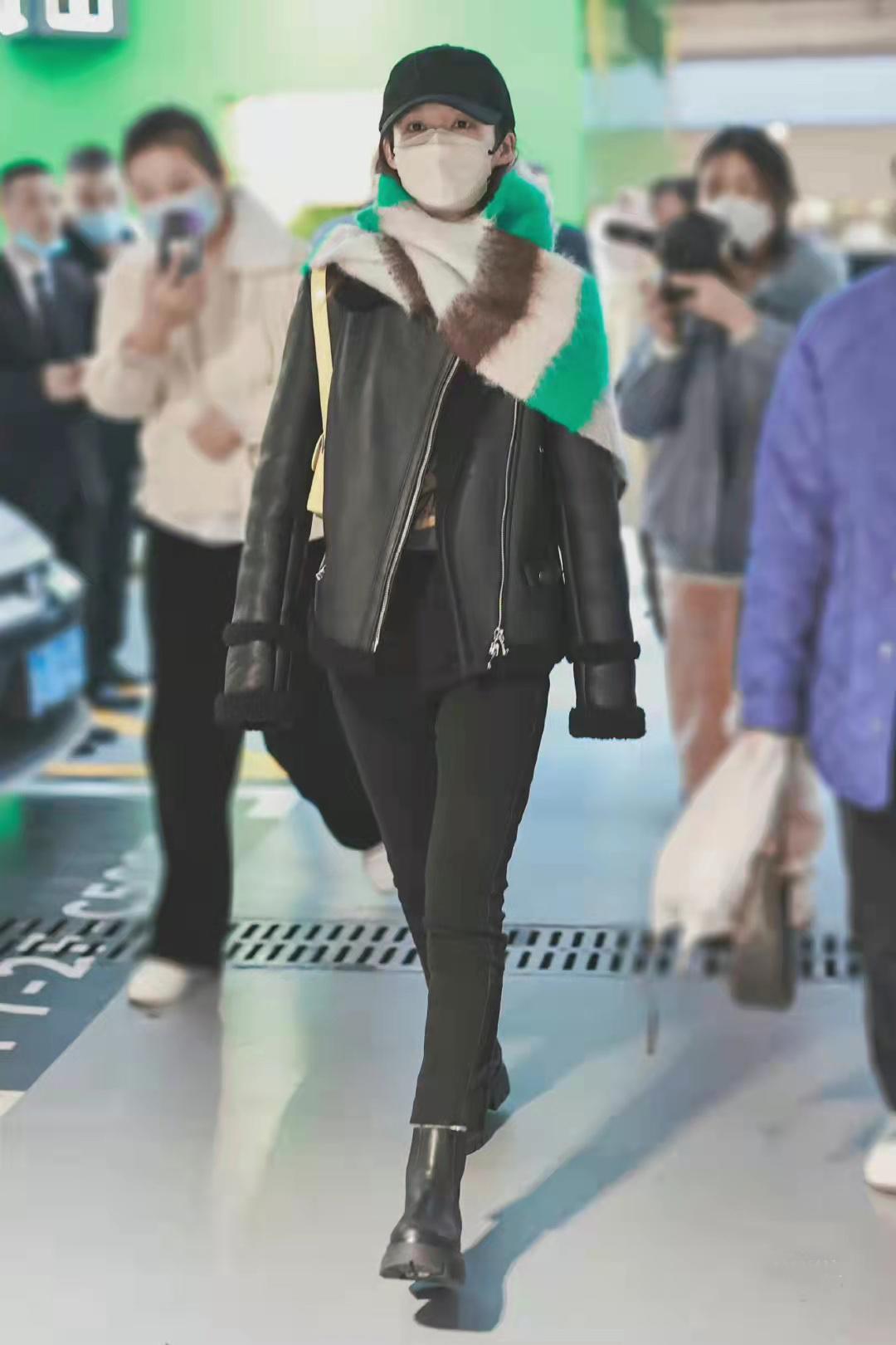 李凯馨黑色机车夹克造型亮眼 甜酷穿搭时尚力MAX - 明星网