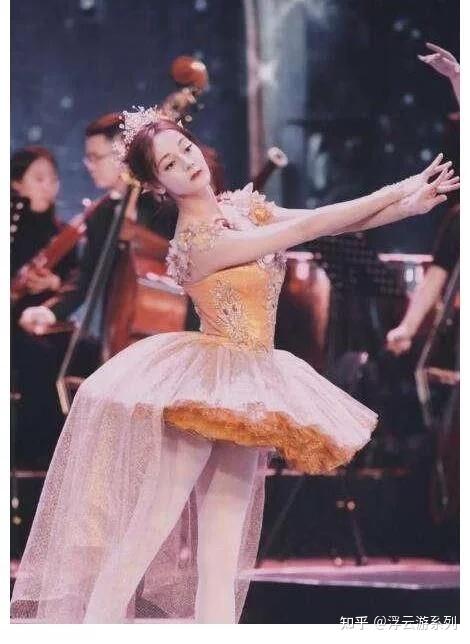 "金鹰视后"迪丽热巴:被杨幂力捧借跑男圈粉,商业价值不输鹿晗