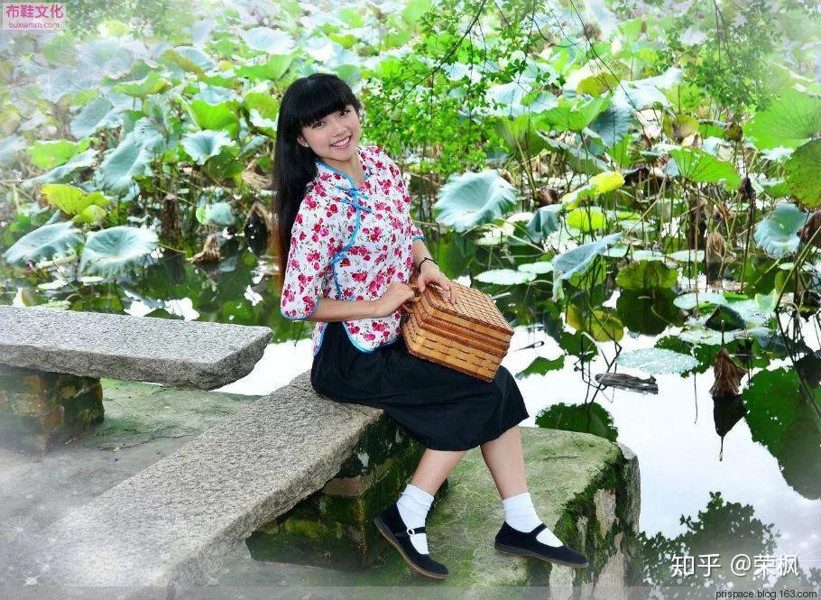 穿一带布鞋的侗族姑娘图片