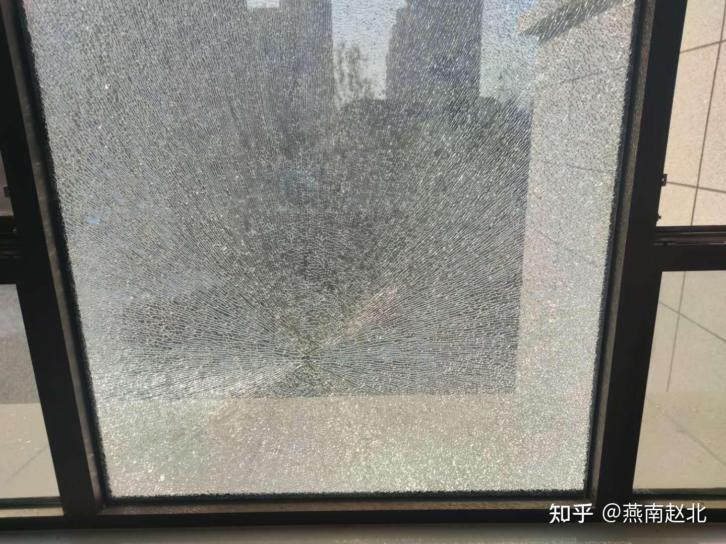 保定一居民新房窗户玻璃突然碎裂是自爆还是人为起争议