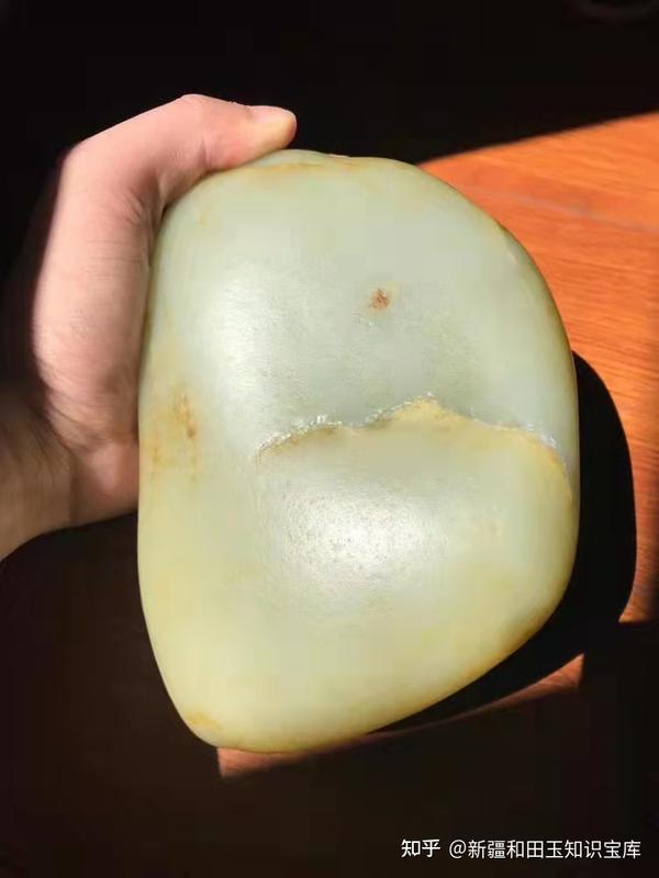 金玉其外,败絮其中。这句话很好的诠释了这两块和田玉! 知乎