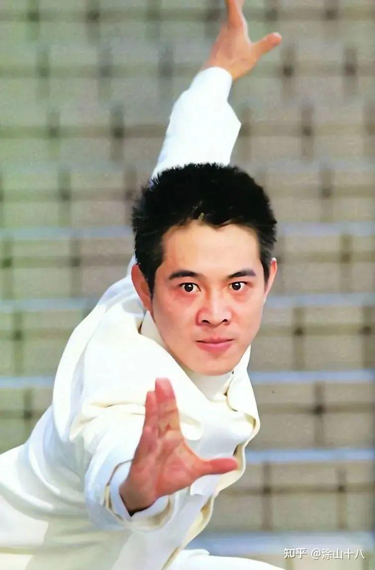 李连杰自曝看淡生死丧事从简不立碑亿万家产由妻子利智来打理