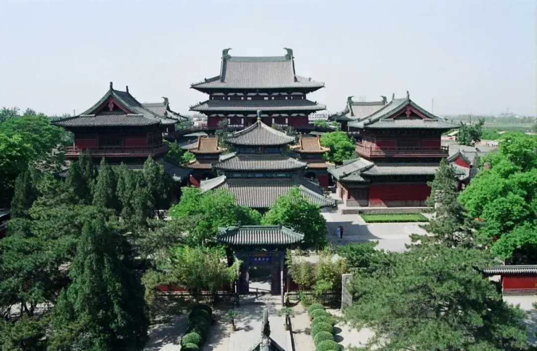 隆兴寺摩尼殿歇山顶:屋顶上有个分叉重檐:两层屋檐抱夏:围绕堂屋的