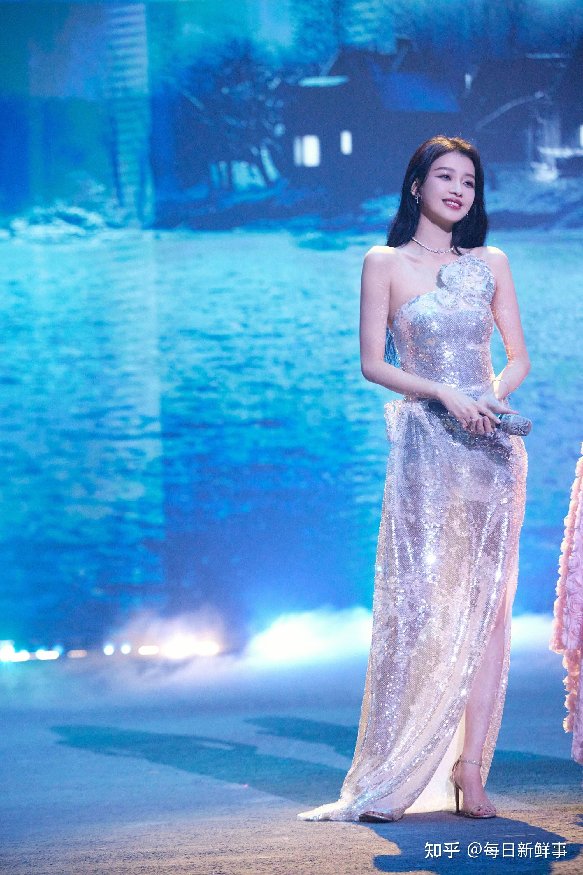 孙怡银色细闪礼裙亮相节目又甜又优雅魅力值爆表