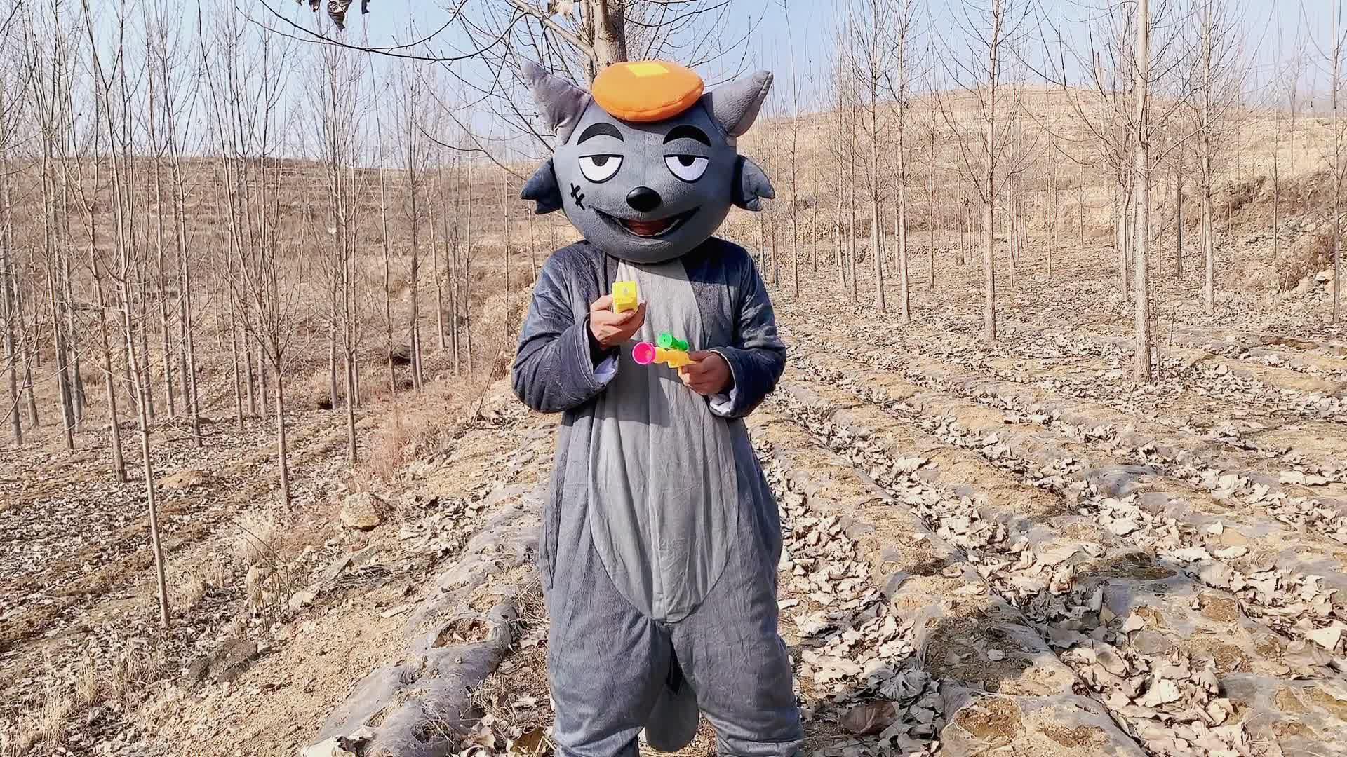 熊出没之熊大熊二光头强,光头强又去砍树,被两只熊