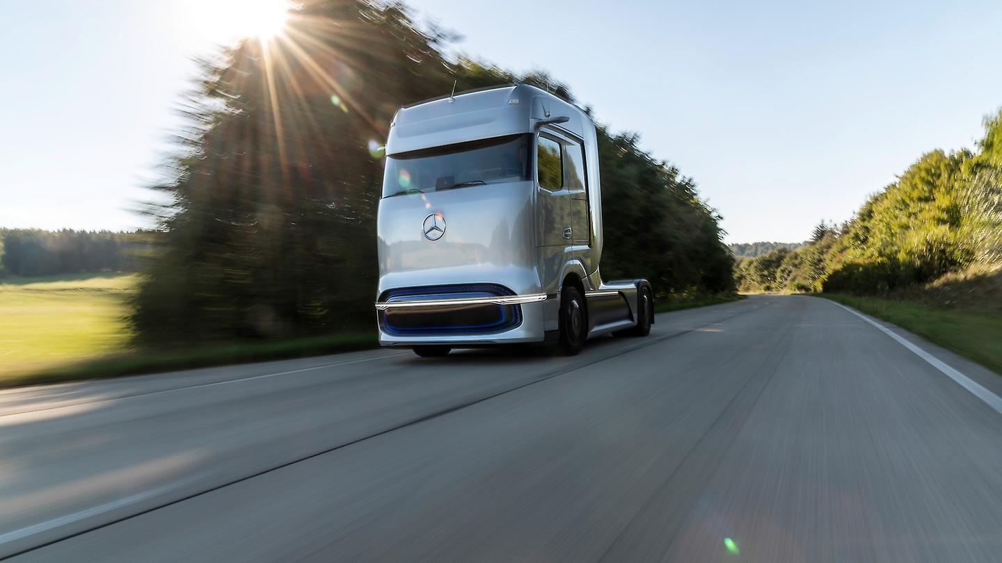 戴姆勒发布燃料电池重卡牵引车