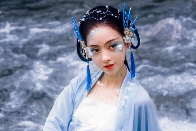 星座美女水瓶座女生气质气质网5期水瓶盈盈花想萧萧