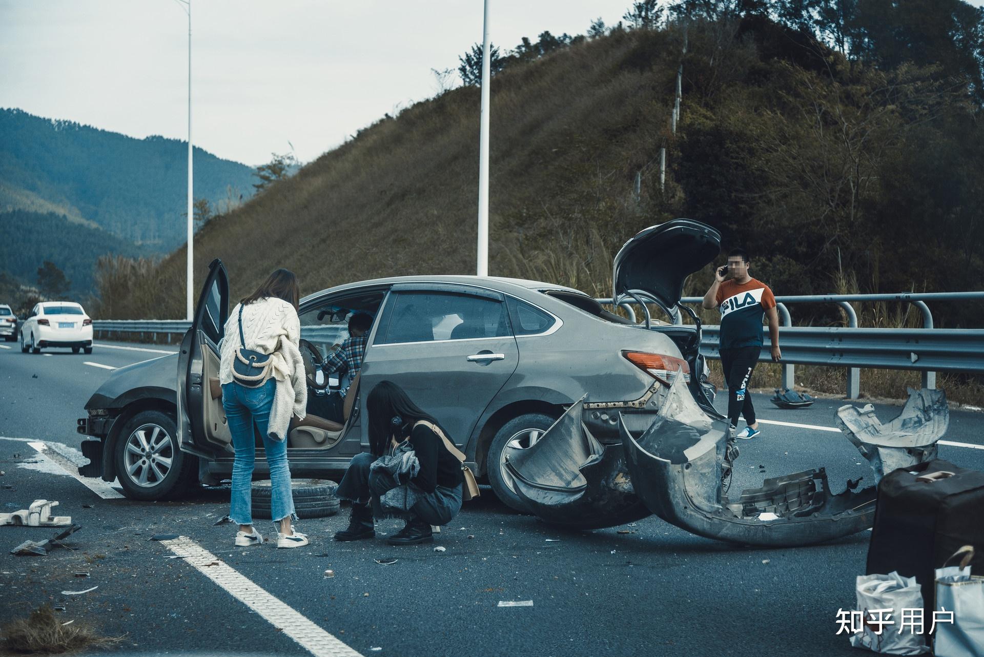 咋回事？车辆高速路上仰翻致6人受伤 司机还被罚款1万元__凤凰网