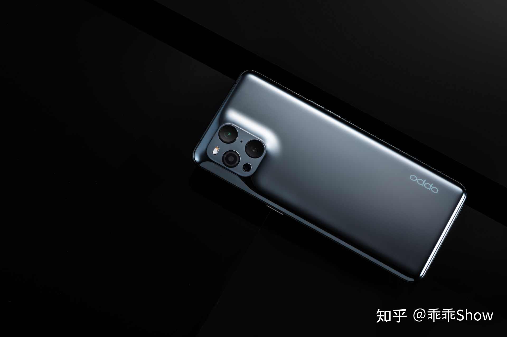 oppo find x3系列依旧延续了oppo find系列的高端定位,从外观设计到