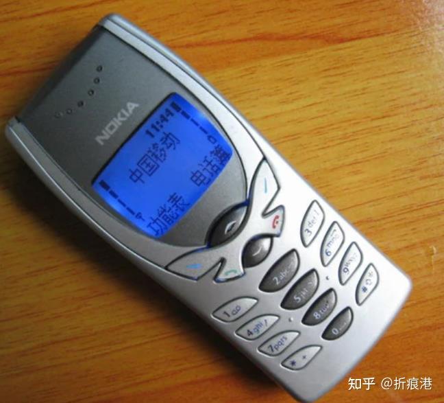 诺基亚 8250 (2001年)从外形看,诺基亚6110外型或许并不是最出众的