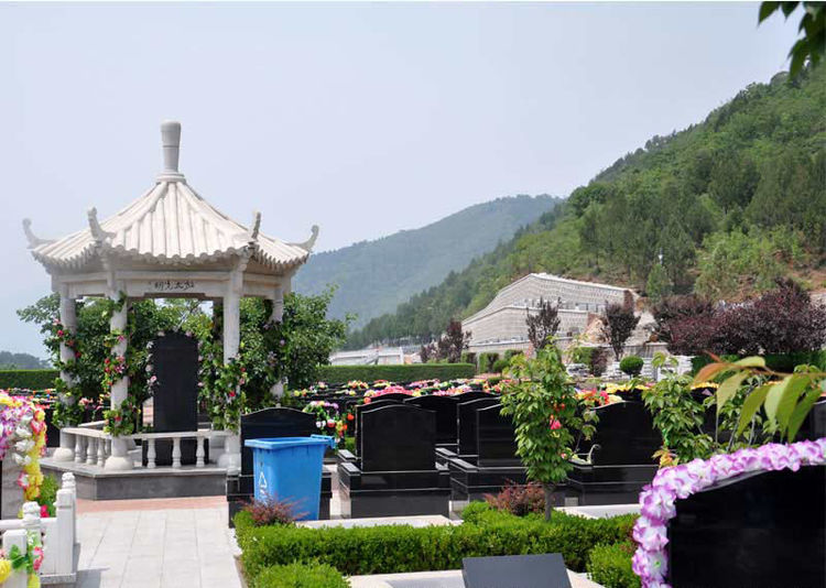 德陵公墓紧邻皇家陵寝的公墓