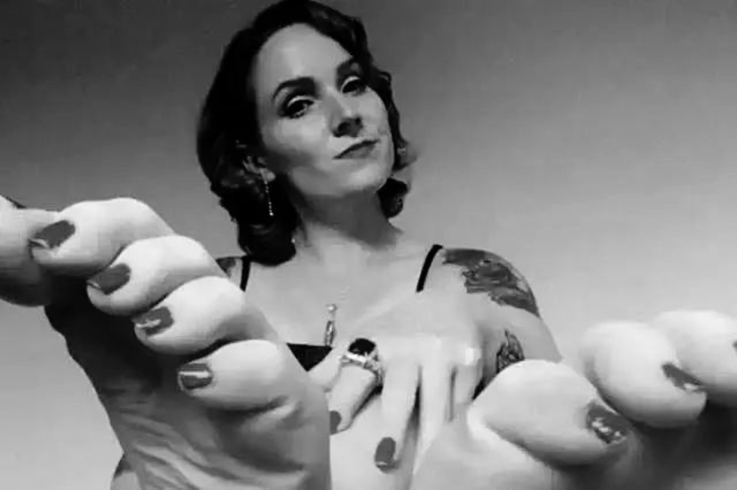 美女靠脚年入45万人民币男人为何喜欢jio