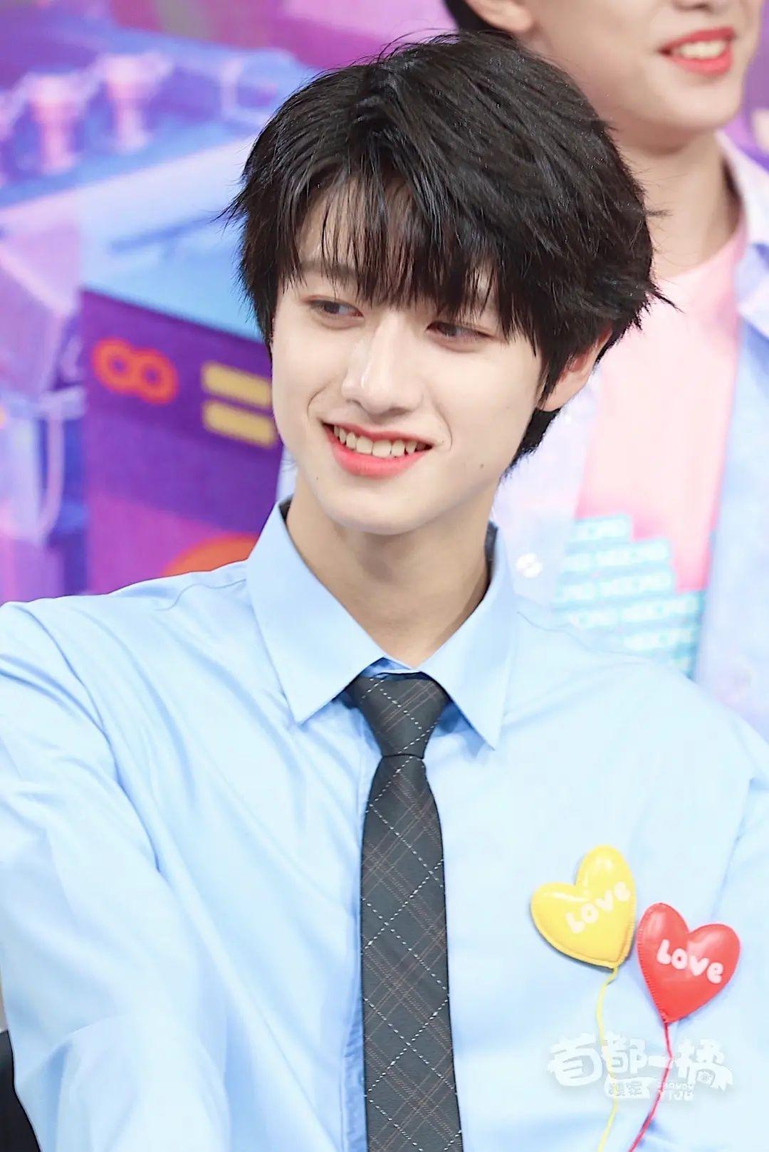 重庆七中的校草朱志鑫长得多好看