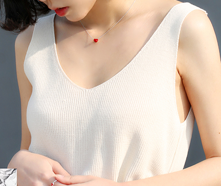 于胸前,一粒小小的红豆大小的锁骨链,如美人痣般勾人心魄~搭配推荐:与