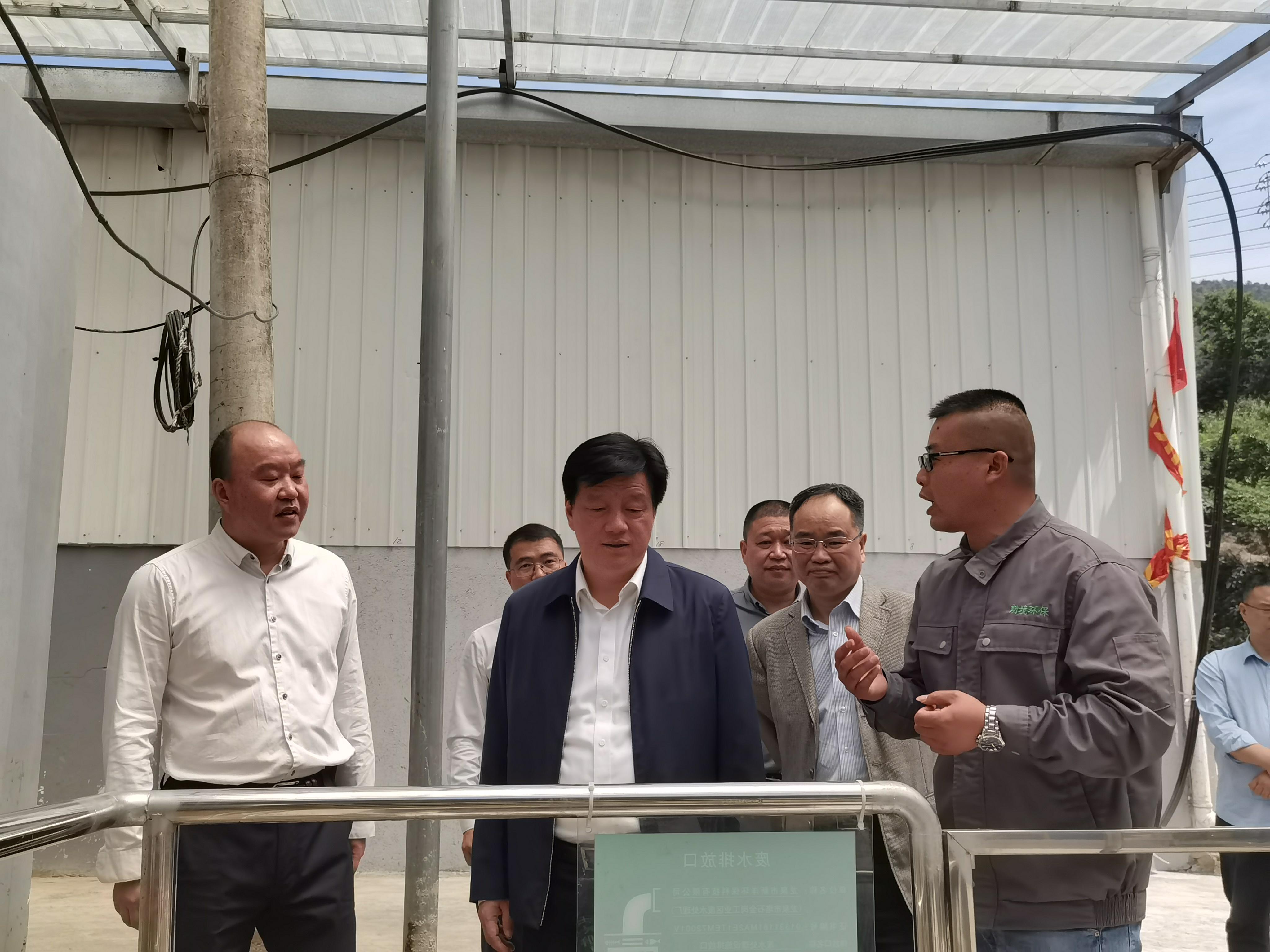 饶钦英局长,饶伟贞副局长,何伟慧副处长;龙泉市人民政府余盛全副市长