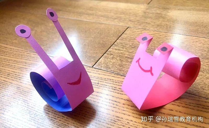 用纸条卷成心的形状,当作背上的小房子,这只蜗牛的创意,是不是充满了