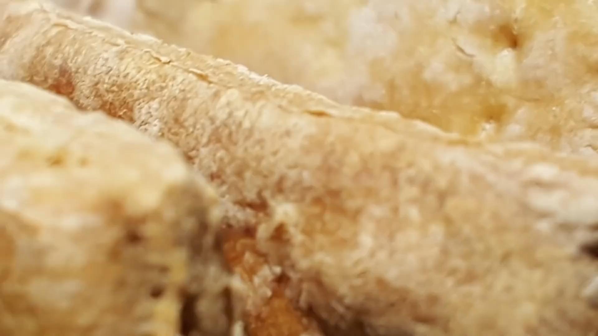 军用压缩饼干为啥如此耐饿将饼干泡水里结果一目了然