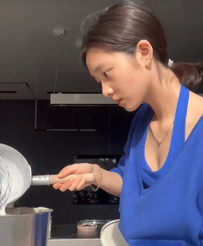 黄多多最新视频穿吊带露身材，网友：擦边了 - 知乎