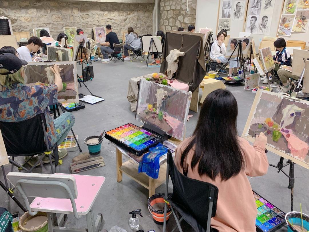 画室无论是什么理由,在美术人的青春岁月里,都应当会有一段关于画画的