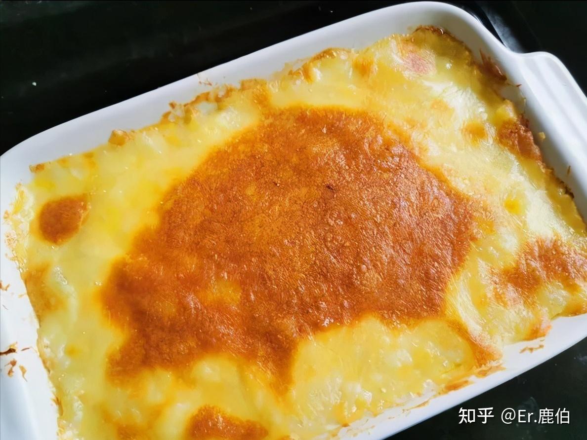 芝士和牛奶,但是没有黄油,不过也可以动手来个超简单版的芝士焗土豆呀
