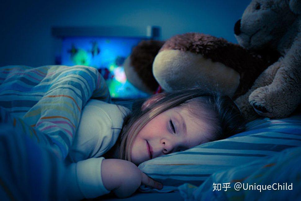 孩子怕黑晚上不敢自己一个人睡觉怎么办