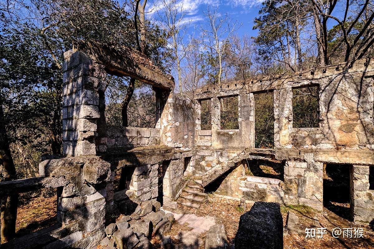 阳光下的桂林石屋