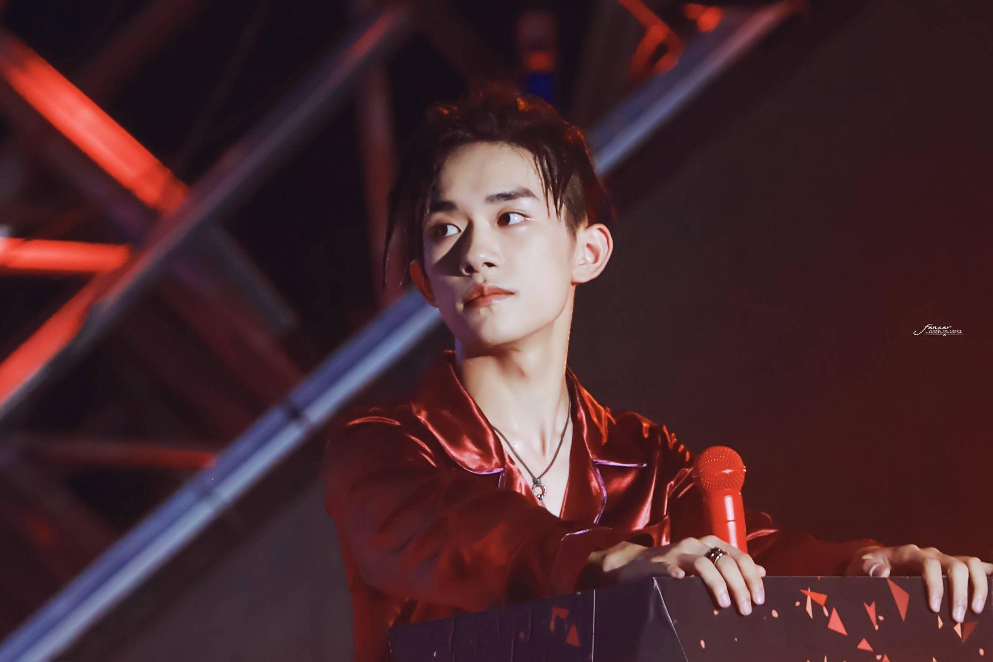 如何评价易烊千玺在TF五周年的表现?