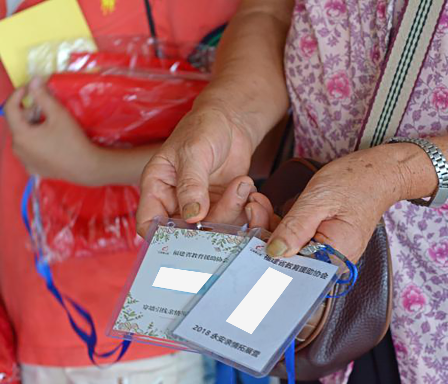 在酒店的签到处,奶奶用一双布满老年斑的手,拿出2018年参加活动的胸牌