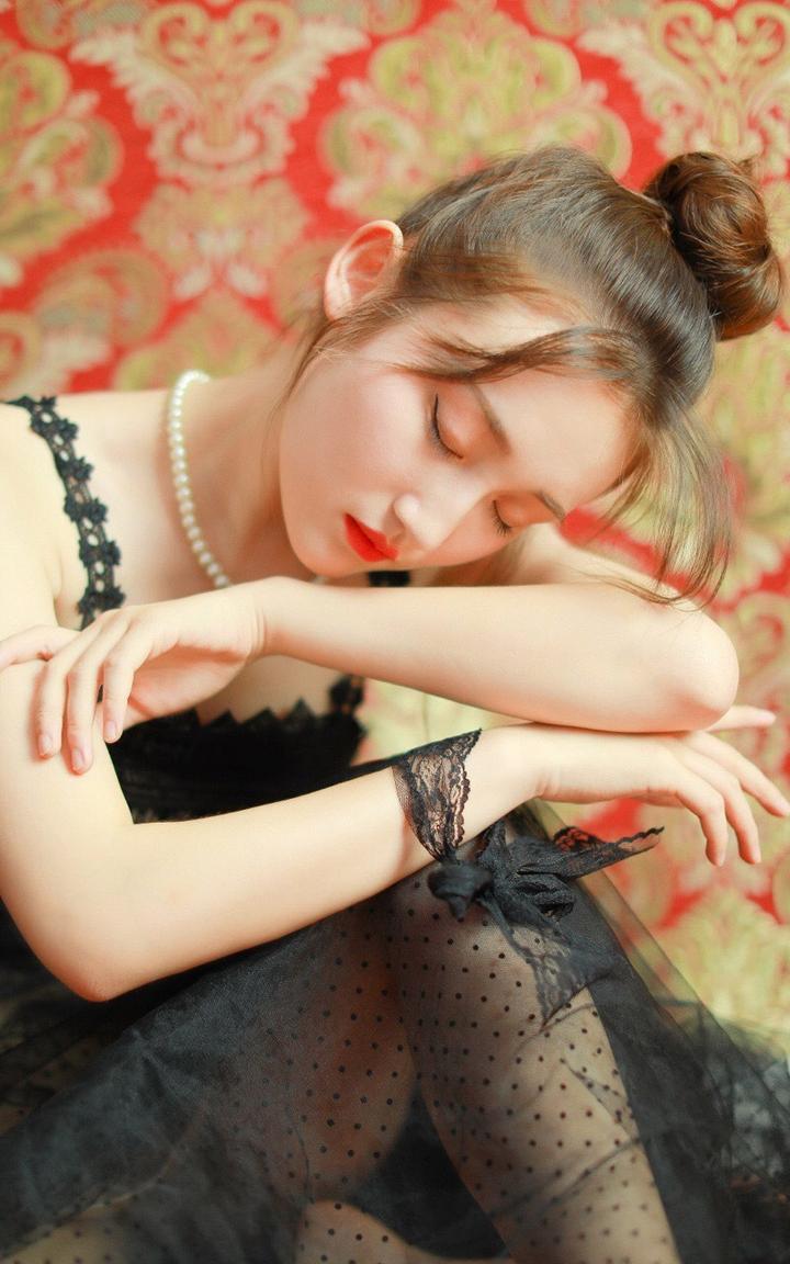 红唇雪肤美女嫩模蕾丝透视香肩美腿私人拍摄极品性感美女艺术写真图片